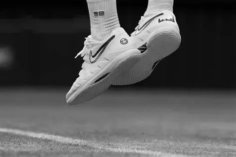 Top Features to Look for in Men's Tennis Shoes