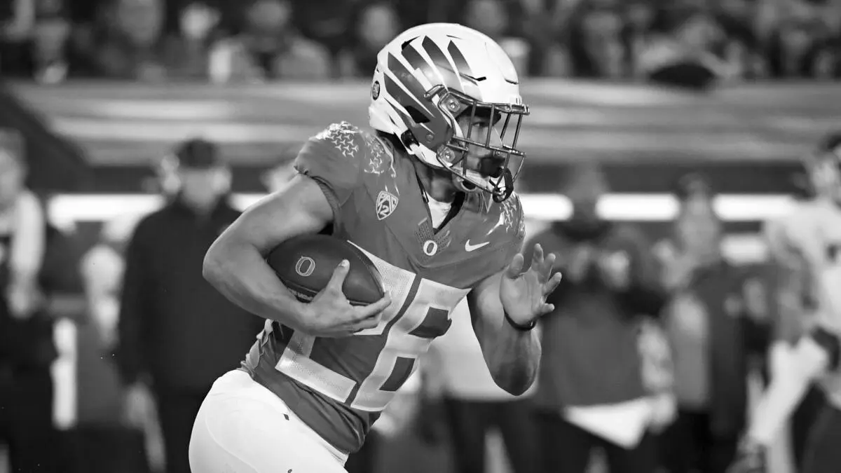 Travis Dye college football running back