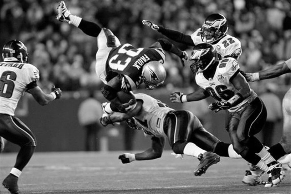 Football Nfl Player Tackling (2)