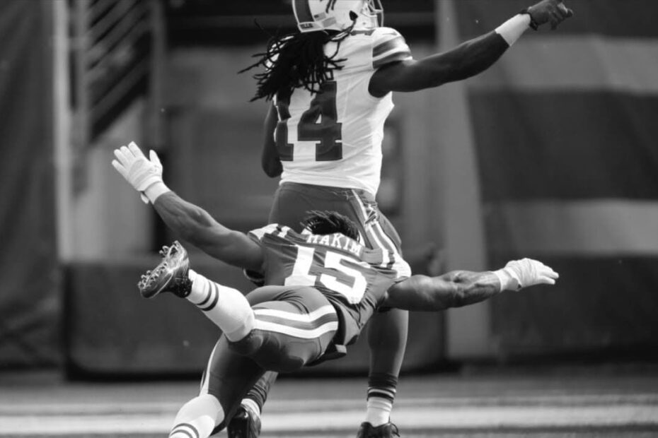 Football Nfl Player Tackling (4)