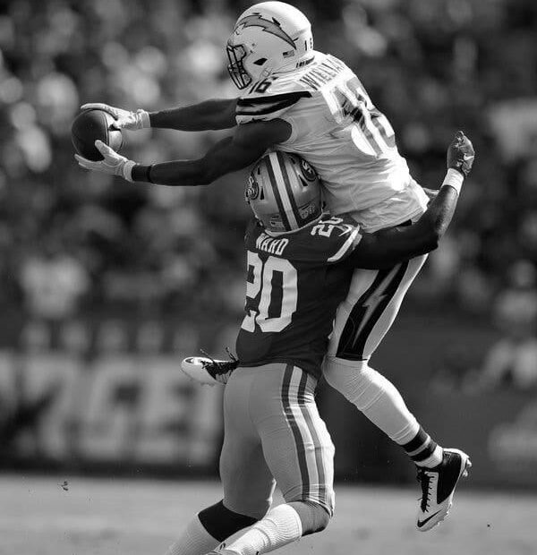 Football Nfl Quarterback Thro (2)