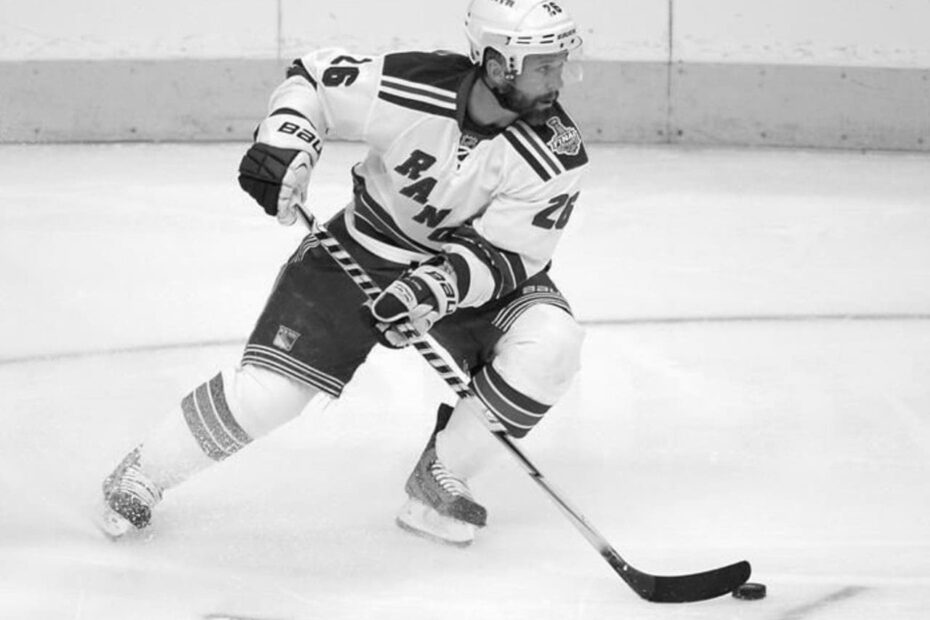 NHL Player with Hockey Stick 9 (2)