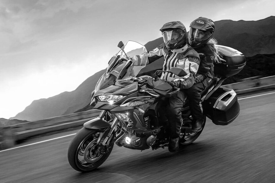 How Passengers Should Mount and Unmount Motorcycle?