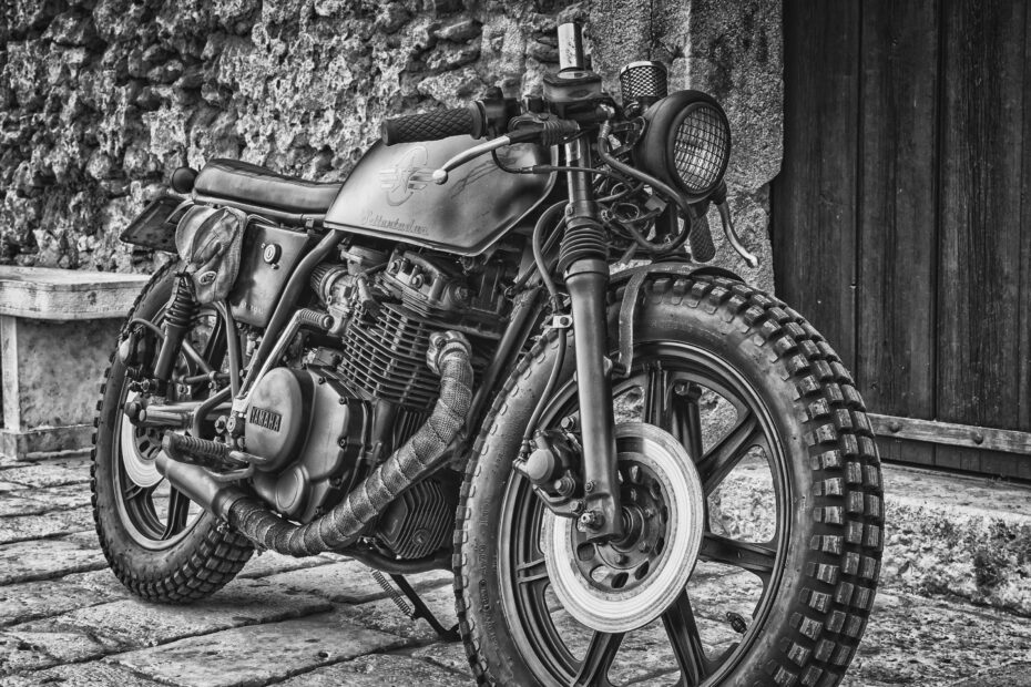 How to Understand the Way of the Curve by Pillars on a Motorcycle?