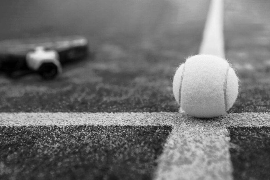 padel ball tennis ball