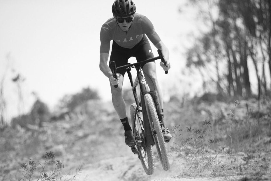 Choosing Between Gravel Bikes and Mountain Bikes