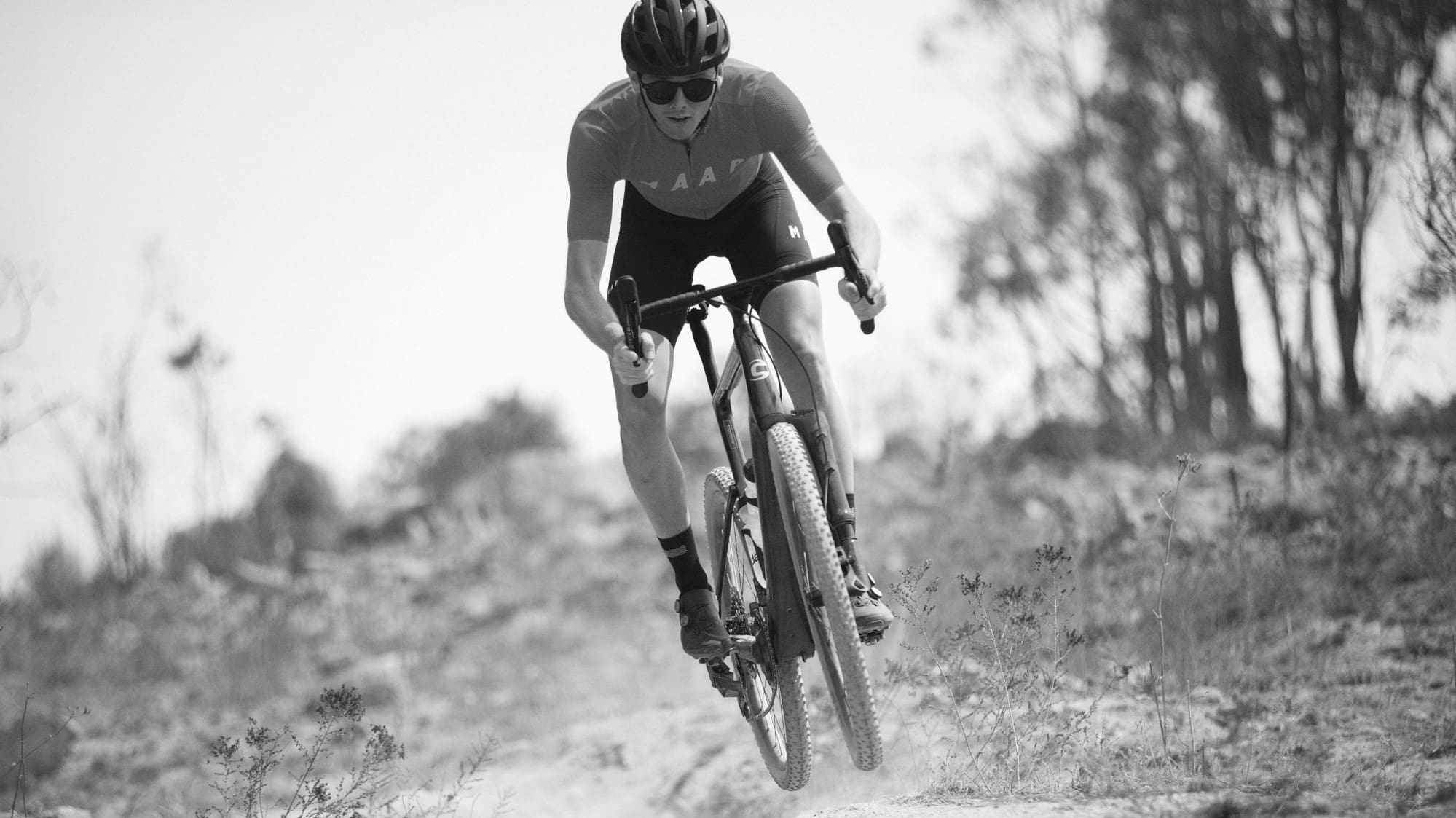 Choosing Between Gravel Bikes and Mountain Bikes