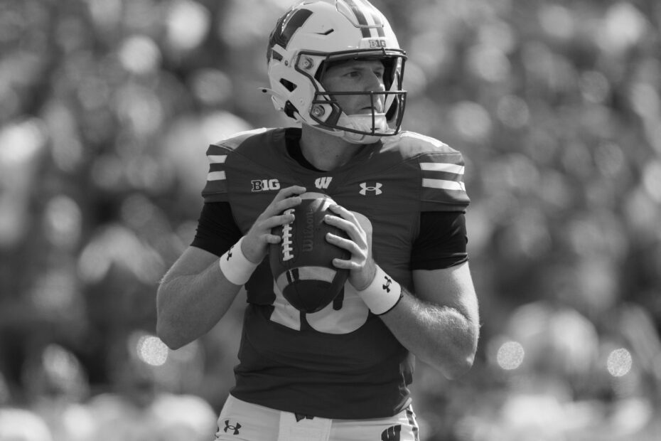 Tyler Van Dyke college football quarterback